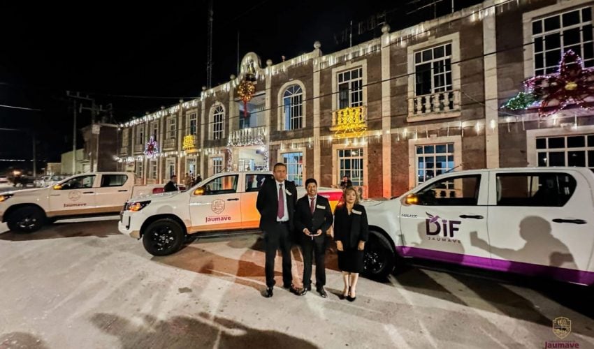 Entrega oficial de camionetas para el municipio de Jaumave