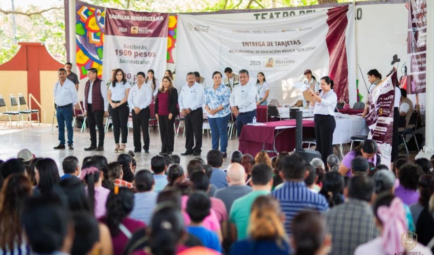 Entrega de las tarjetas de la beca universal de educación básica “Rita Cetina”.