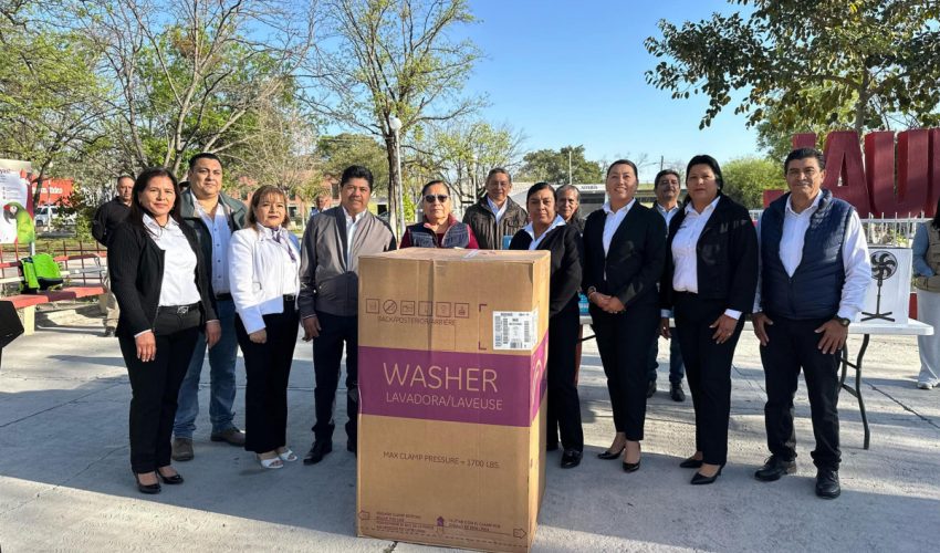 Entrega de premios otorgados por la Dirección de Catastro a personas que cumplieron puntualmente con el pago del impuesto predial