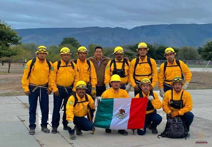 Entrega de camisolas y herramientas a la brigada de protección y manejo de fuego