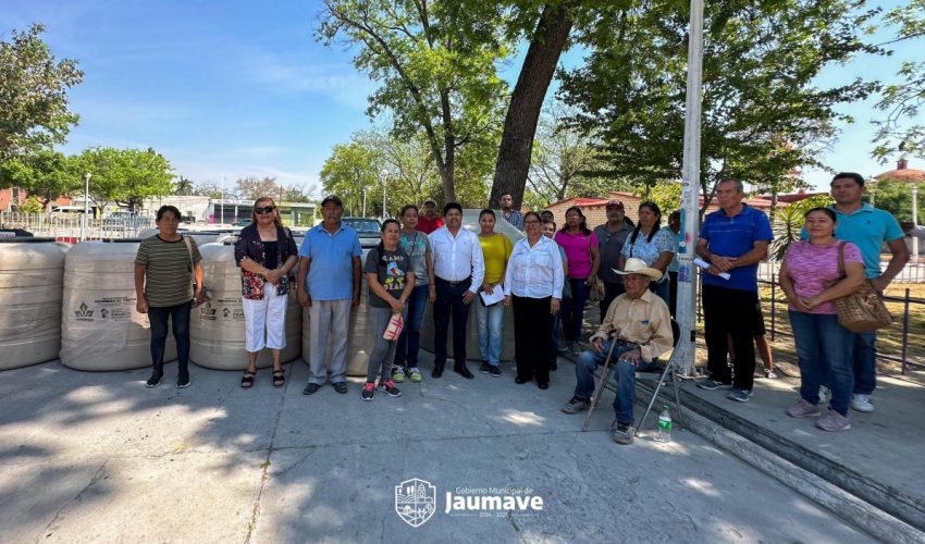 Entrega de Rotoplas a través del programa “Jaumave Avanza”.